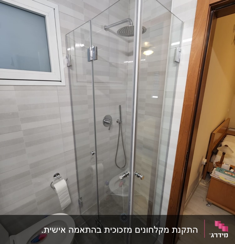 מקלחון זכוכית עם ראש מקלחת עגול